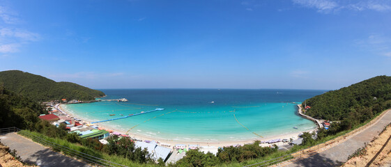 Fototapeta premium Koh Larn island from above, panoramic view. Stunning views of the beach, ocean, and blue skies.