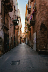 Fototapeta na wymiar Sunlit alleyway in the old town of Taranto