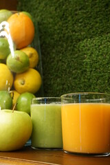 Spremuta, estratti, centrifughe di frutta, succhi colorati su fondo verde con frutta bar