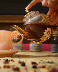 Cerimonia del tè, versare il tè, teiera floreale. tea time