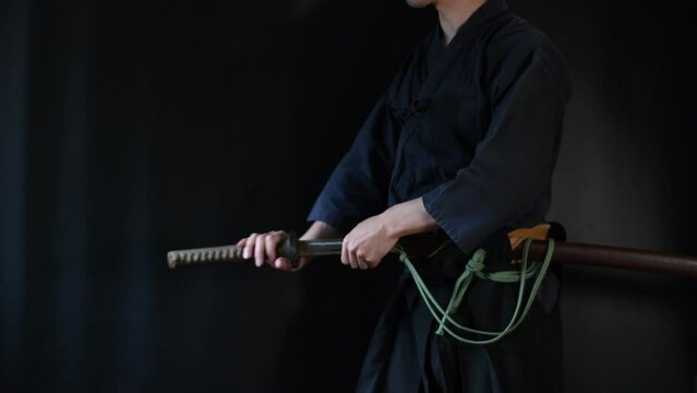 日本刀を構える人物