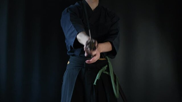 日本刀を構える人物