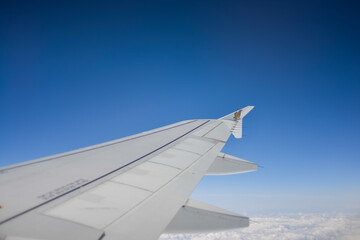 vu sur stratosphère et aile d'avion