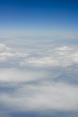 Fototapeta na wymiar vu aérienne sur mer de nuage et océan