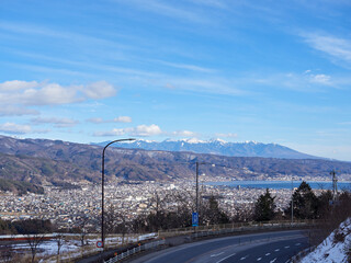 1月（冬） 塩尻峠の最高点（1012m）付近 国道20号線と諏訪湖方面の風景 長野県岡谷市