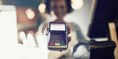 Restaurant waitress holding an electronic card payment machine - obrazy, fototapety, plakaty