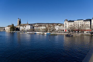 Obraz premium Skyline of the old town of Zürich on a sunny winter afternoon with river Limmat in the foreground. Photo taken February 5th, 2022, Zurich, Switzerland.