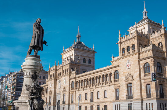 Estatua al escritor y poeta Jos&eacute; Zorrilla con el edificio de la academia de caballer&iacute;a de fondo en la ciudad de Valladolid, Espa&ntilde;a