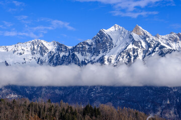 Sichelchamm Berg &uuml;ber einem Wolkenband. Die Wolken  trennen oben von unten.