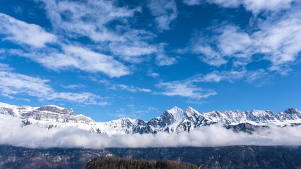 Eindrückliche Bergkette bei Flums in der Schweiz mit blauem Himmel und Wolken.