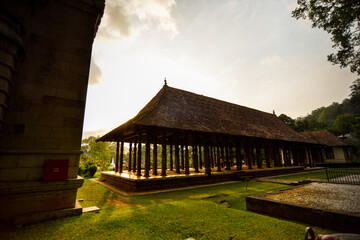 ancien temple bouddhiste  charpente bois et couleur chaude Sri Lanka