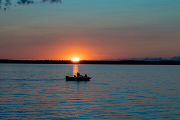 Obraz premium fishing boat at sunset