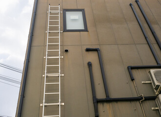 【タラップ】ALC壁に取り付けられた避難梯子