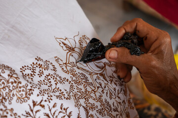 The technique of making batik by writing using a canting tool. Canting consists of nyamplung, cucuk, gagang or handles made of copper, bamboo and wax. Cecek, loron, telon, prapat, telon, liman, byok.