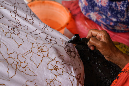 The technique of making batik by writing using a canting tool. Canting consists of nyamplung, cucuk, gagang or handles made of copper, bamboo and wax. Cecek, loron, telon, prapat, telon, liman, byok.