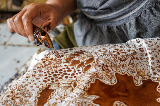 The technique of making batik by writing using a canting tool. Canting consists of nyamplung, cucuk, gagang or handles made of copper, bamboo and wax. Cecek, loron, telon, prapat, telon, liman, byok.