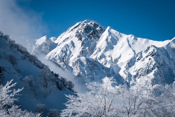 見事な冬山の風景