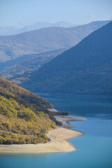 Obraz premium Lake ​​shore with sandy beach in autumn in Georgia, Europe
