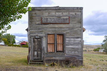 Facade of abandoned wooden house, Antelope, Oregon, USA