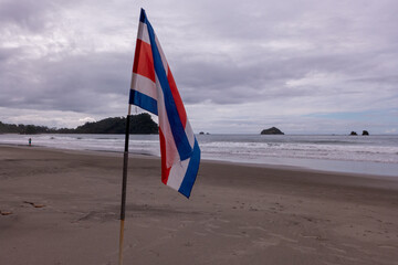 Fototapeta premium Die Fahne von Costa Rica am Strand von Manuel Antonio,