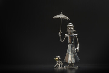 犬の散歩をする淑女の模型・メタルフィギア