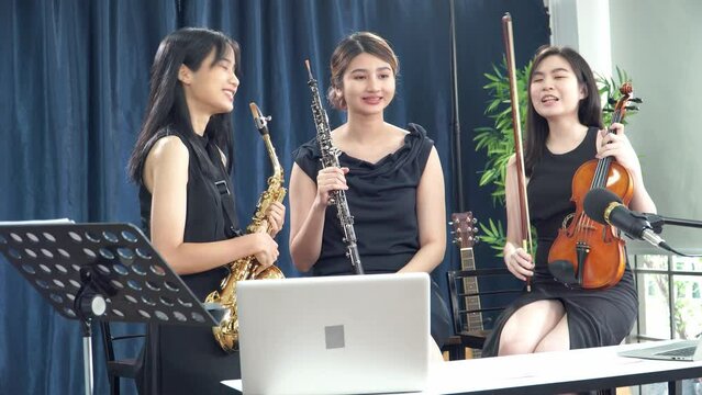 Teenage Female group online live streaming teaching oboe saxophone violin flute 