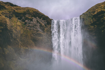 Vista di cascata di Skogafoss con arcobaleno, Islanda