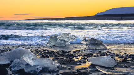 Vista sulla spiaggia di Diamond Beach al tramonto, Islanda