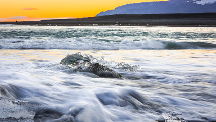 Vista sulla spiaggia di Diamond Beach al tramonto, Islanda