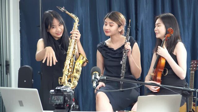 Teenage Female group online live streaming teaching oboe saxophone violin flute 