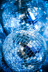 輝く大小のミラーボールのアップ