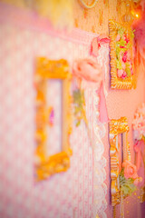 かわいい女の子部屋の壁と金色の額縁