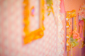 かわいい女の子部屋の壁と金色の額縁