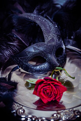 真紅の薔薇とマスカレイドと銀色の盆