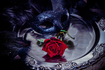 真紅の薔薇とマスカレイドと銀色の盆