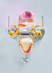 Herstellung eines Gebiss für menschlichen Kiefer, Modellierug der Zahnprothese und Kontrolle des Biss