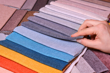 The customer looks at and selects the color fabric she likes, selects the fabric from the fabric...