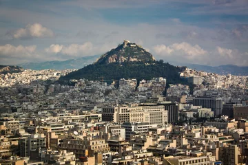 Zelfklevend Fotobehang Athene Een betoverend uitzicht op het stadscentrum van Athene rond de Lycabettus-heuvel, Attica, Griekenland