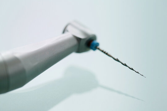 Nahaufnahme einer Dental Bohrmaschine vor hellem Hintergrund