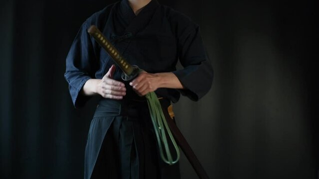 日本刀を携えた人物