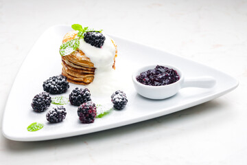 pancakes with blackberries and cream