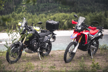 Fototapeta na wymiar Motorräder an Ufer eines Bergflusses