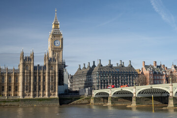 View of restored 2022 iconic Big Ben clock tower and Westminster palace in front of Thames River - obrazy, fototapety, plakaty