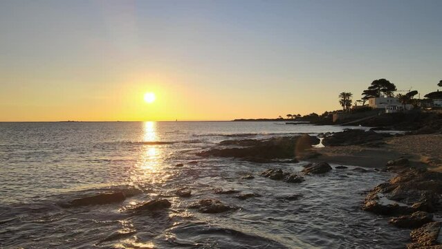 lever de soleil sur une plage de Sainte-Maxime - Var