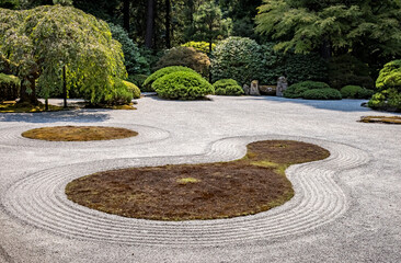 Obraz premium Curves, shapes and designs drawn into sand of a typical Japanese garden