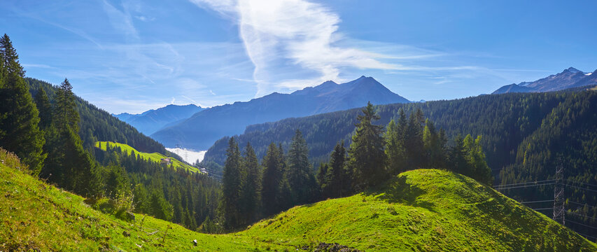 Schönes Bergpanorama im Salzburger Land oberhalb von Wald im Pinzgau,  Österreich.