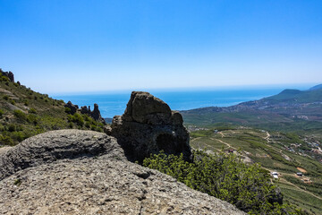 Fototapeta na wymiar View of the Black Sea and stone conglomerates from the top of the Demerdzhi mountain range in Crimea.
