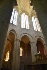 Fototapeta premium Intérieur de l'église romane Saint-Jean de Montierneuf de Poitiers. France