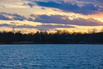 Fototapeta premium Sonnenstrahlen, Sonnenuntergang, See