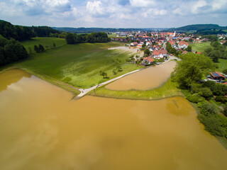 Hochwasserschutzdamm vor der Gemeinde Ummendorf  im Landkreis Biberach nach Starkregenereignis - obrazy, fototapety, plakaty